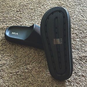 Mia platform pillow slides
